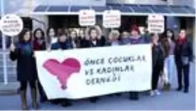 Çocuğunun annesini 25 bıçak darbesiyle öldüren adamın savunması: Kendimi savundum Çocuğunun annesini 25 bıçak darbesiyle öldüren adamın savunması: Kendimi savundum