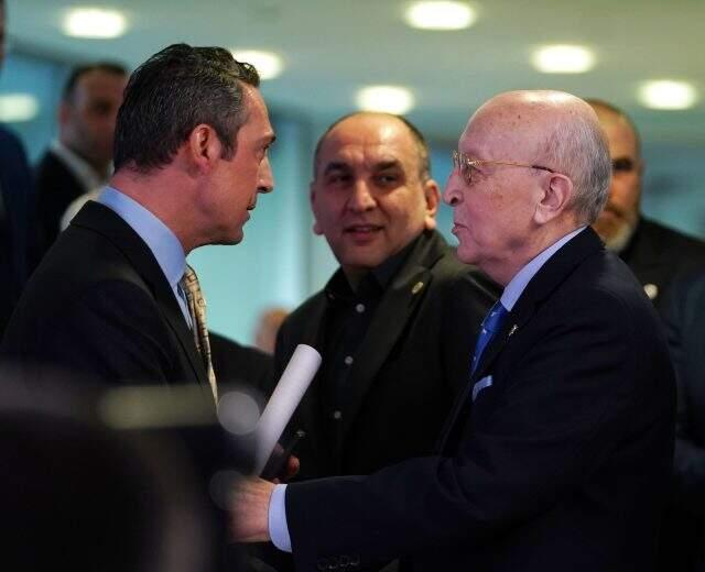 Fenerbahçe Başkanı Ali Koç, basın toplantısında açıklamalarda bulunuyor