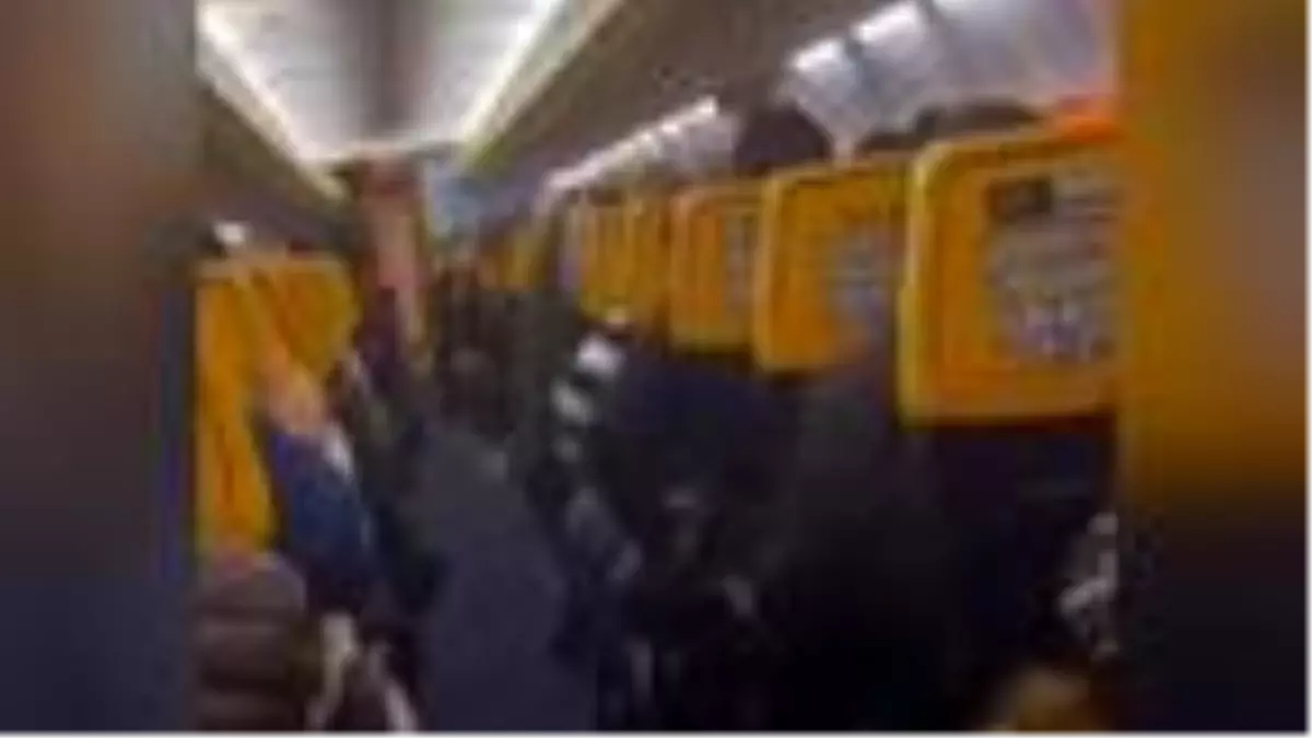 Fırtınada türbülansa giren uçakta panik anları