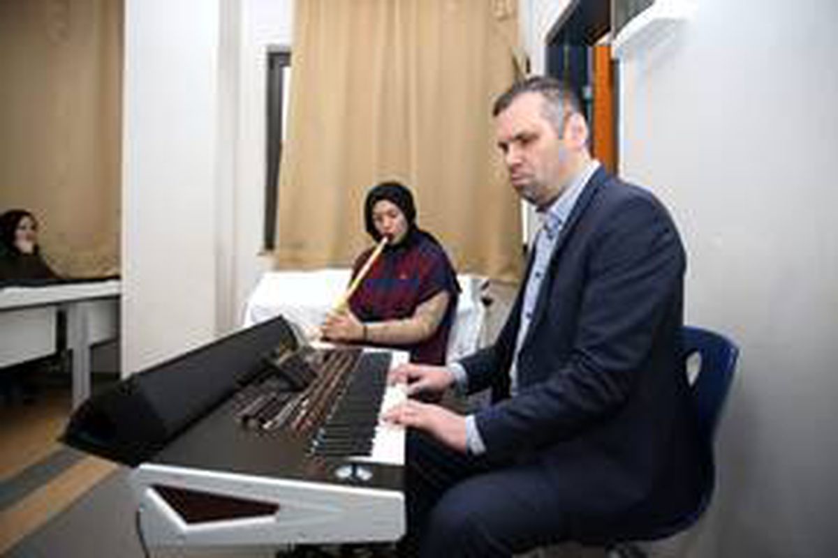 Görme engelli müzik öğretmeni öğrencilere notaları sevdirdi