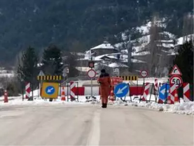 Heyelan nedeniyle kapatılan Nallıhan-Mudurnu yolunda çalışma başlatıldı Heyelan nedeniyle kapatılan Nallıhan-Mudurnu yolunda çalışma başlatıldı
