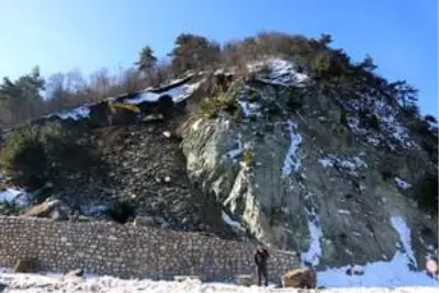Heyelan nedeniyle kapatılan Nallıhan-Mudurnu yolunda çalışma başlatıldı Heyelan nedeniyle kapatılan Nallıhan-Mudurnu yolunda çalışma başlatıldı
