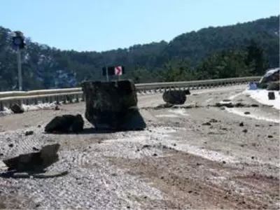 Heyelan nedeniyle kapatılan Nallıhan-Mudurnu yolunda çalışma başlatıldı Heyelan nedeniyle kapatılan Nallıhan-Mudurnu yolunda çalışma başlatıldı