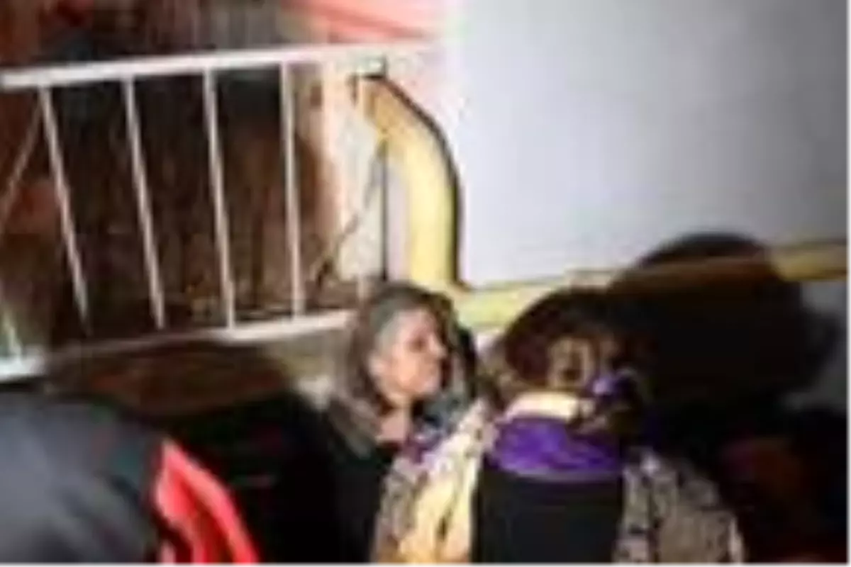 İzmir'de apartman dairesinde yangın: 10 kişi dumandan etkilendi