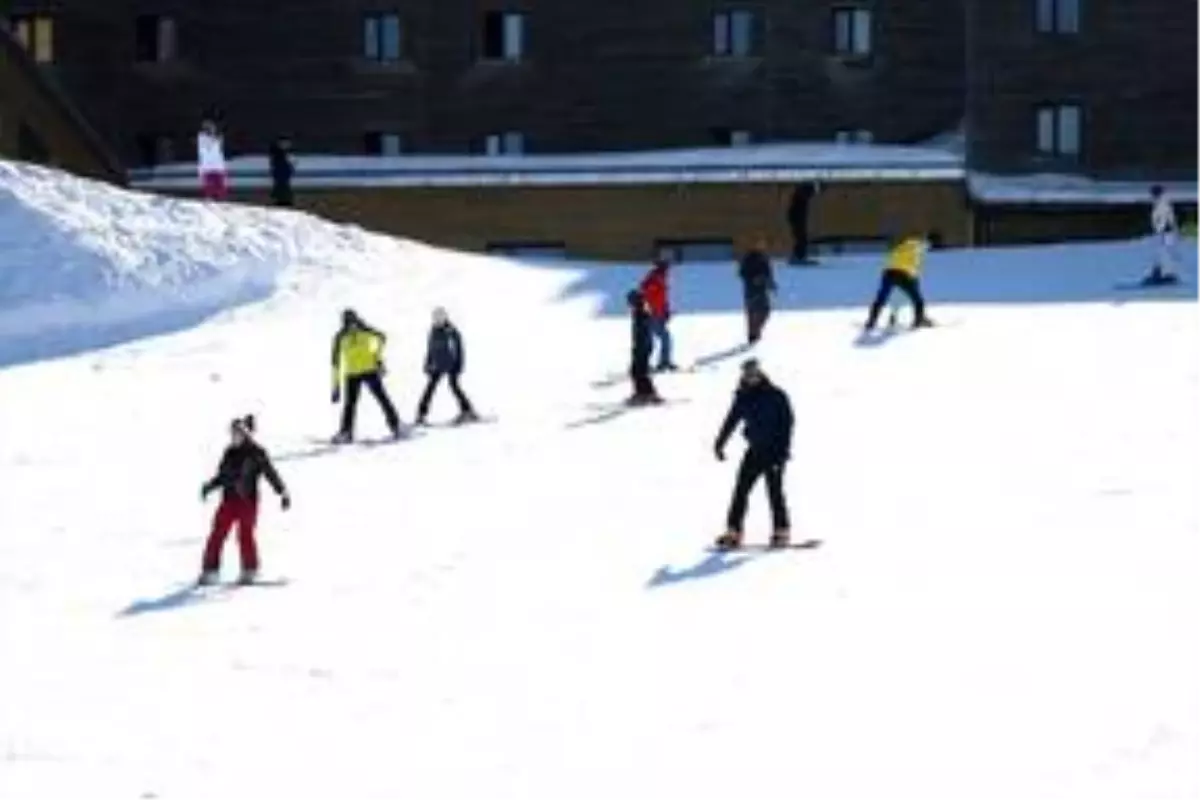 Kartalkaya'da pistlerde kar kalınlığı 2 metre 30 santimetreye ulaştı