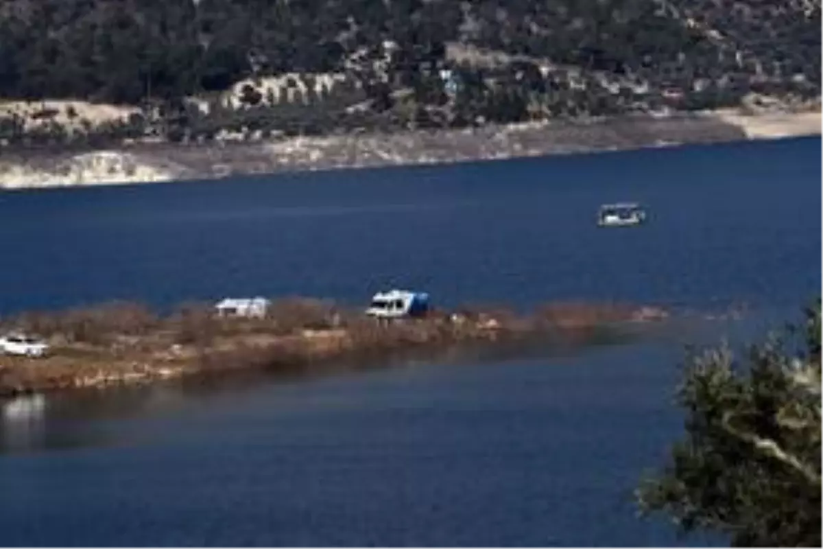 Kemer Barajı Gölü'nde kaybolan kişiyi arama çalışmaları sürüyor