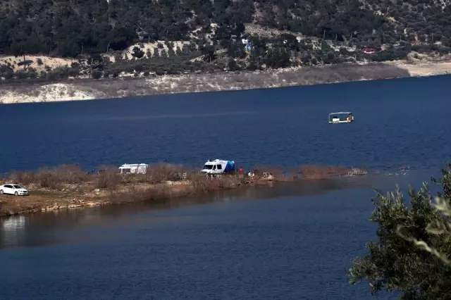 Kemer Barajı Gölü'nde kaybolan kişiyi arama çalışmaları ...