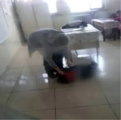 Öğrenciyi tokatlayıp yerde sürükledi Öğrenciyi tokatlayıp yerde sürükledi