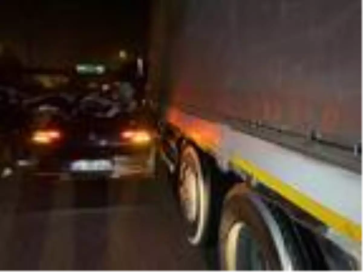 Otomobil tır'a çarptı: 1'i ağır 2 yaralı