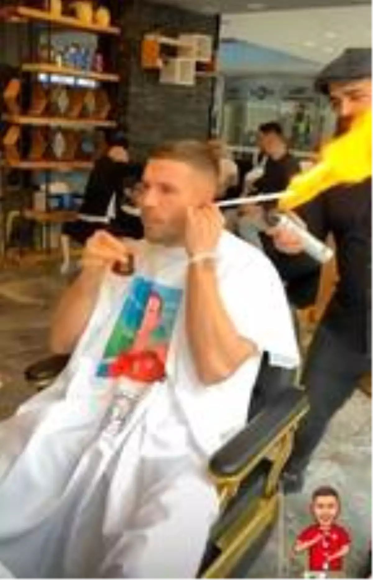 Podolski'nin, berber koltuğunda çay keyfi