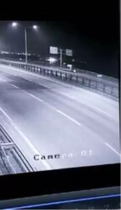 Refüje çarpan otomobilin alev aldığı kaza kamerada