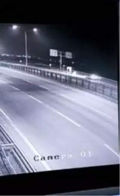 Refüje çarpan otomobilin alev aldığı kaza kamerada