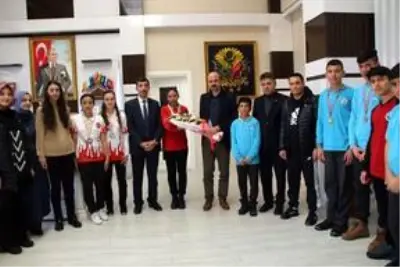 Şarkışla'da başarılı sporculardan Kaymakam Erdem'e ziyaret