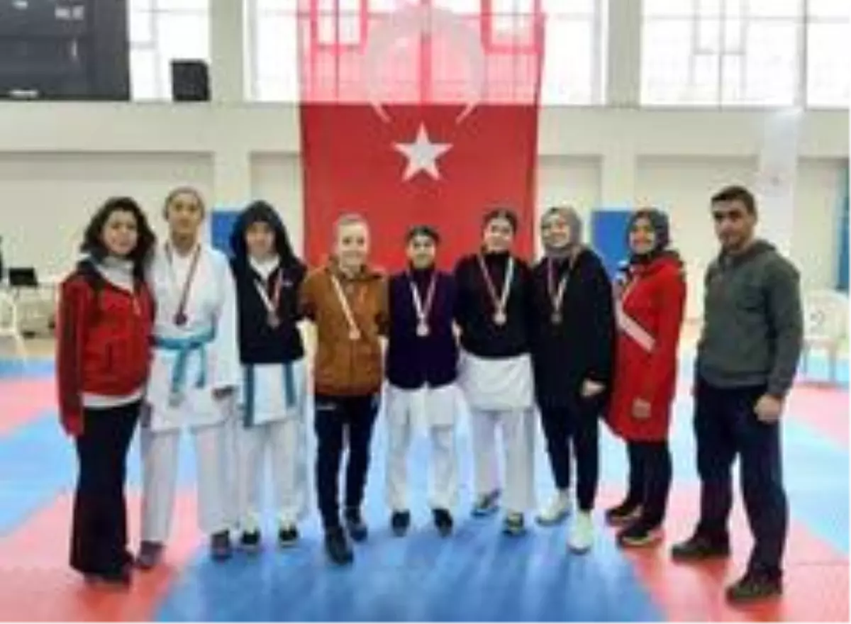 Sivaslı karateciler 15 madalya kazandı