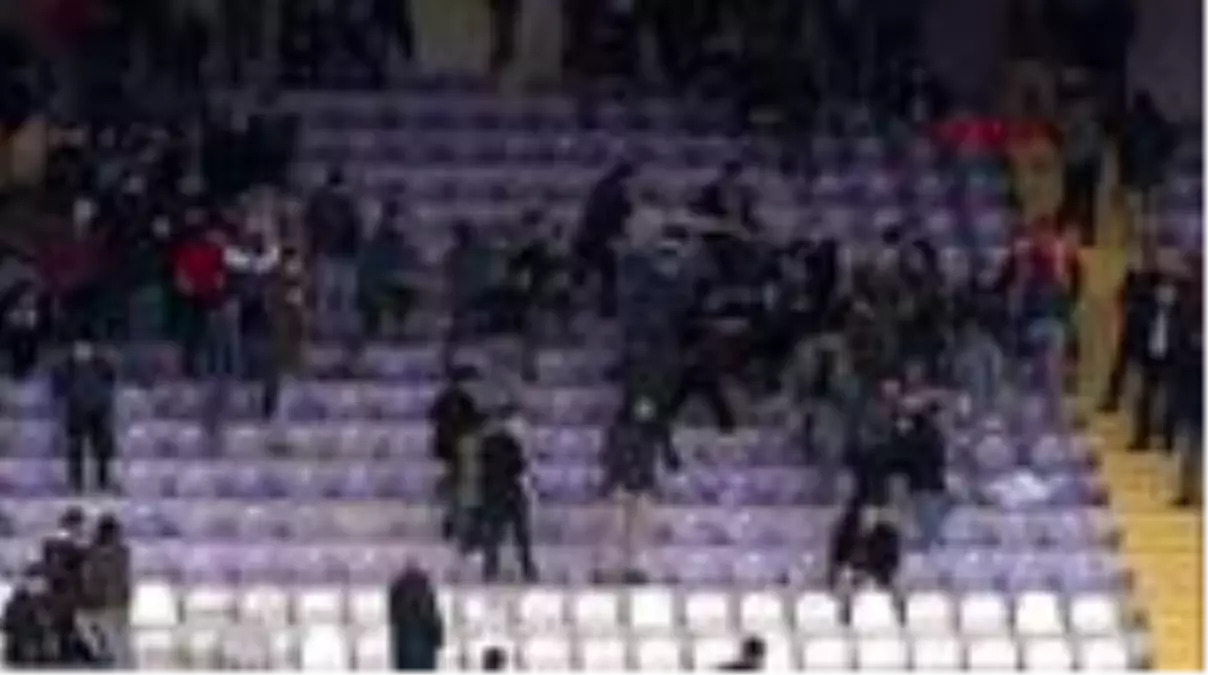 Spor kavga ediyormuş gibi yapan taraftarlardan polis memuruna sürpriz doğum günü kutlaması