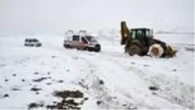 Yolu kapanan köydeki hasta 3 saatlik çalışmayla hastaneye ulaştırıldı Yolu kapanan köydeki hasta 3 saatlik çalışmayla hastaneye ulaştırıldı