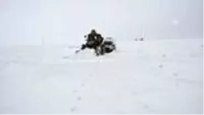 Yolu kapanan köydeki hasta 3 saatlik çalışmayla hastaneye ulaştırıldı