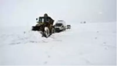 Yolu kapanan köydeki hasta 3 saatlik çalışmayla hastaneye ulaştırıldı