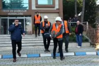Yunusemre'de deprem tatbikatı gerçeği aratmadı Yunusemre'de deprem tatbikatı gerçeği aratmadı
