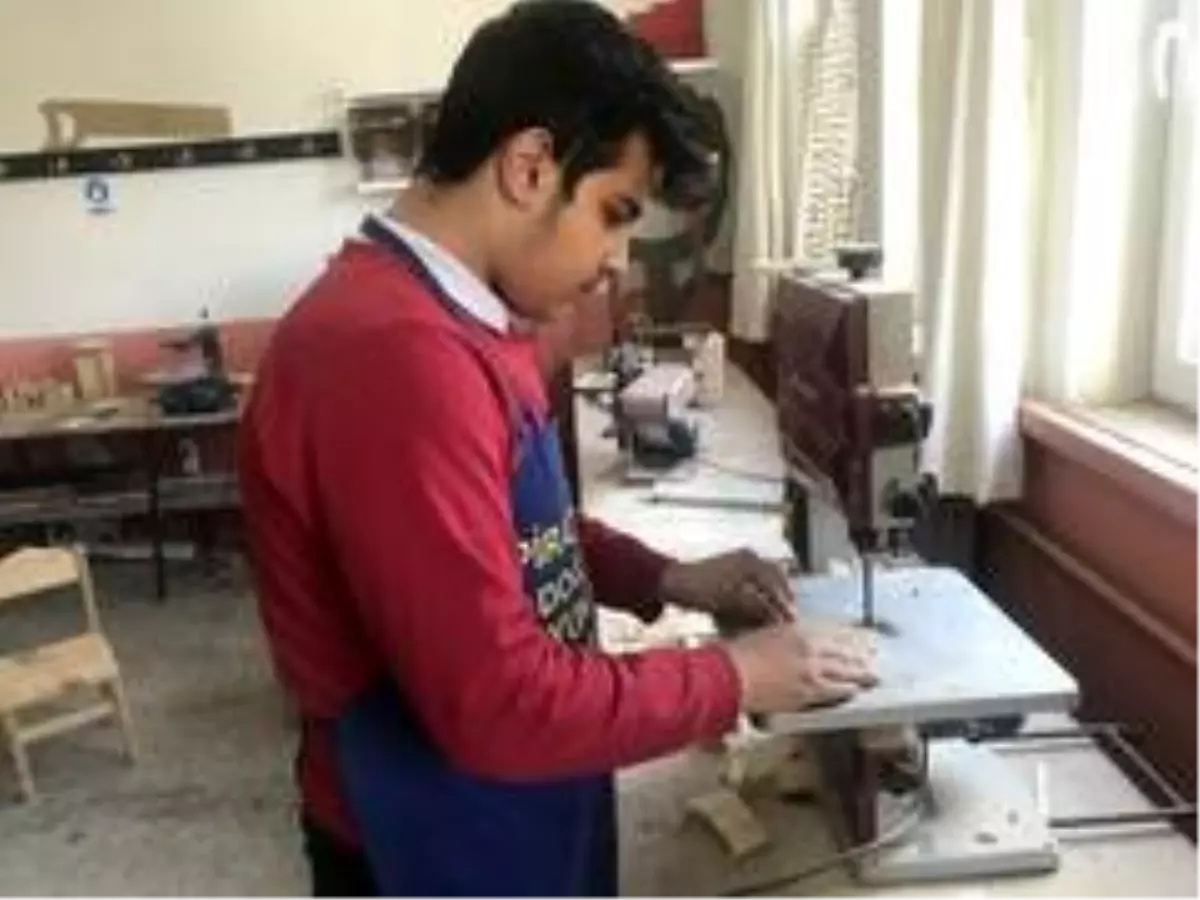 Ahşap, öğrencilerin elinde sanata dönüşüyor