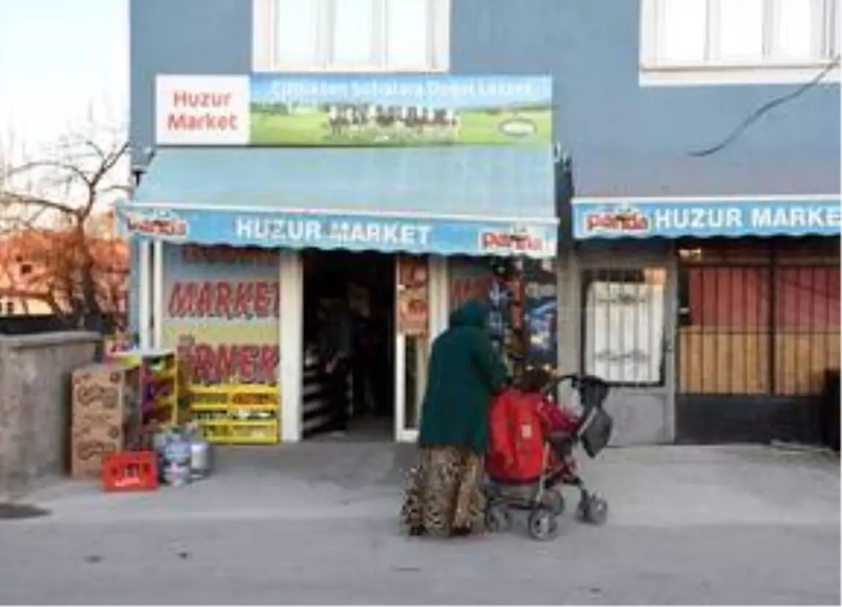 Aksaray'da hayırseverler bakkalın 'veresiye defterini' satın alıp borçluları sevindirdi