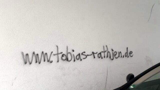 Almanya'daki saldırgan, saldırıdan önce duvara kendi web sitesinin adını yazmış