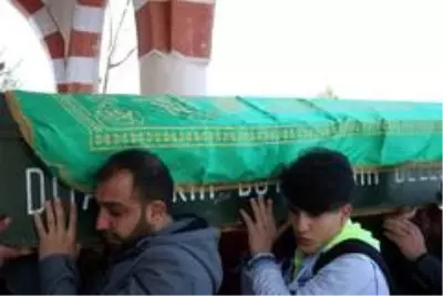 Antalya'da dövülerek öldürülen sosyal medya fenomeni Şehmuz Özdemir, Diyarbakır'da defnedildi.
