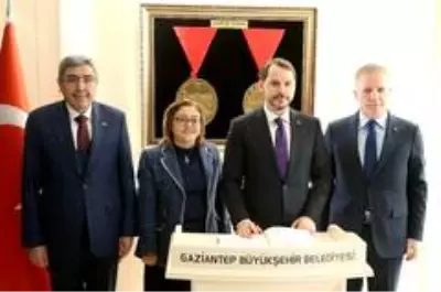 Bakan Albayrak Fatma Şahin'i ziyaret etti Bakan Albayrak Fatma Şahin'i ziyaret etti