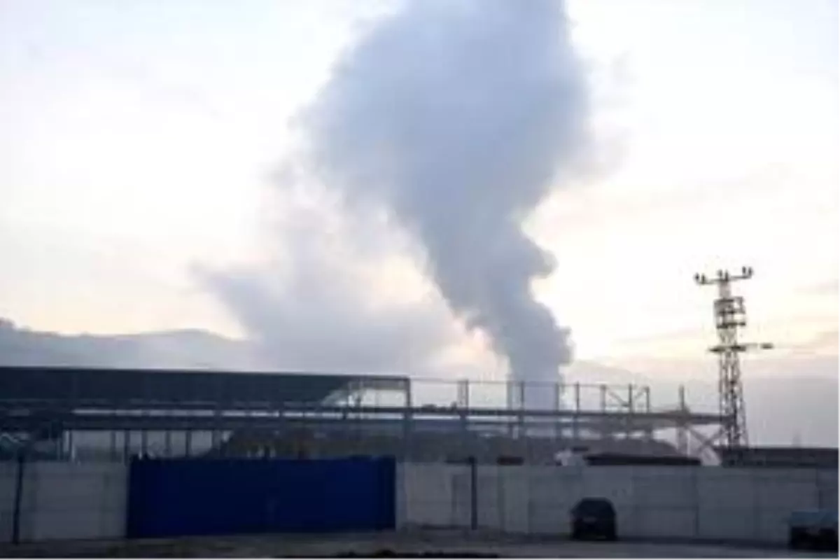 Bartın'da demir çelik fabrikasının deposunda çıkan yangın kontrol altına alındı