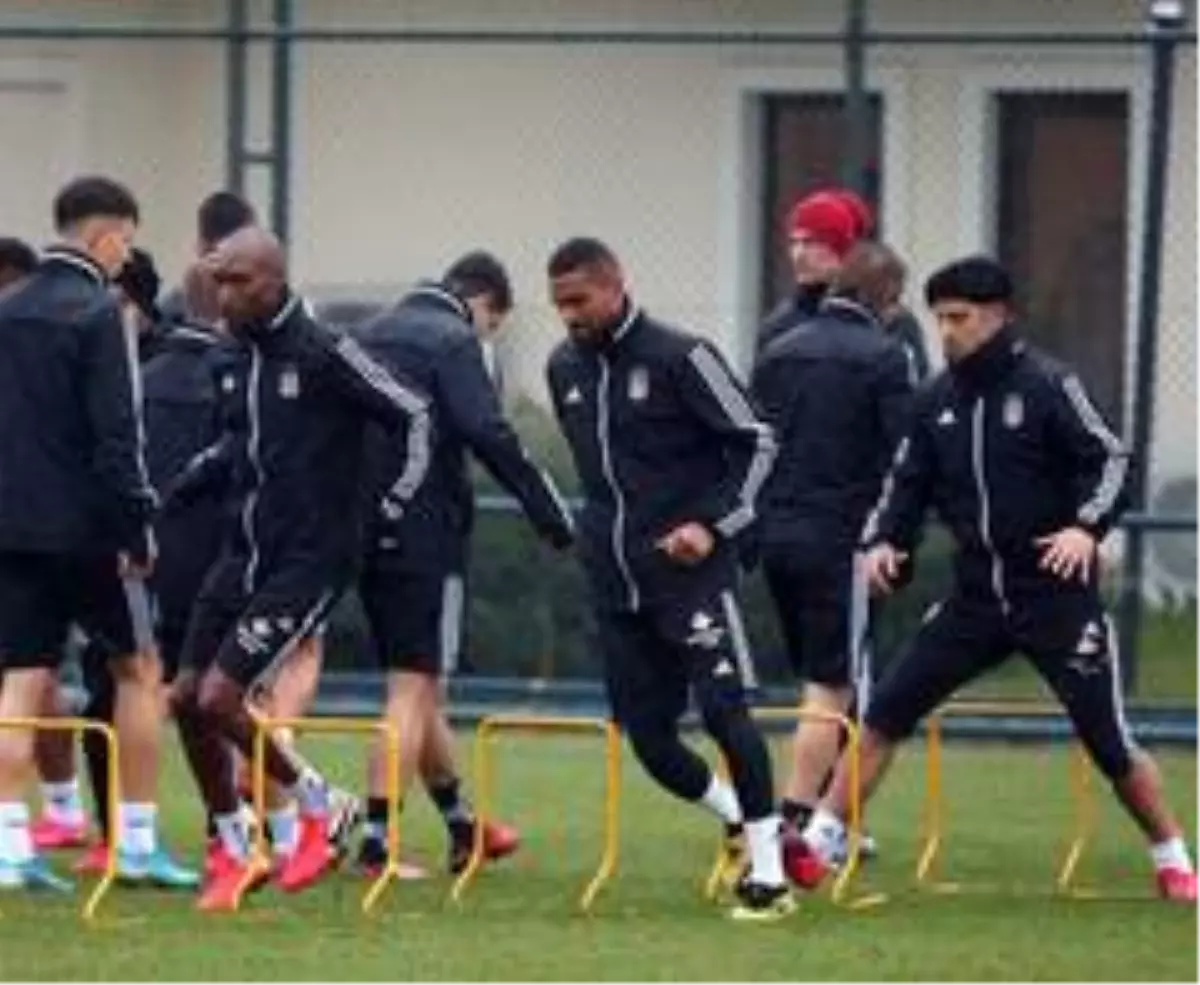Beşiktaş yağmur altında çalıştı