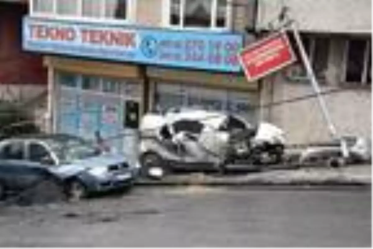 Gaziosmanpaşa'da iki otomobilin üzerine devrilen asfalt yüklü kamyon kaldırıldı