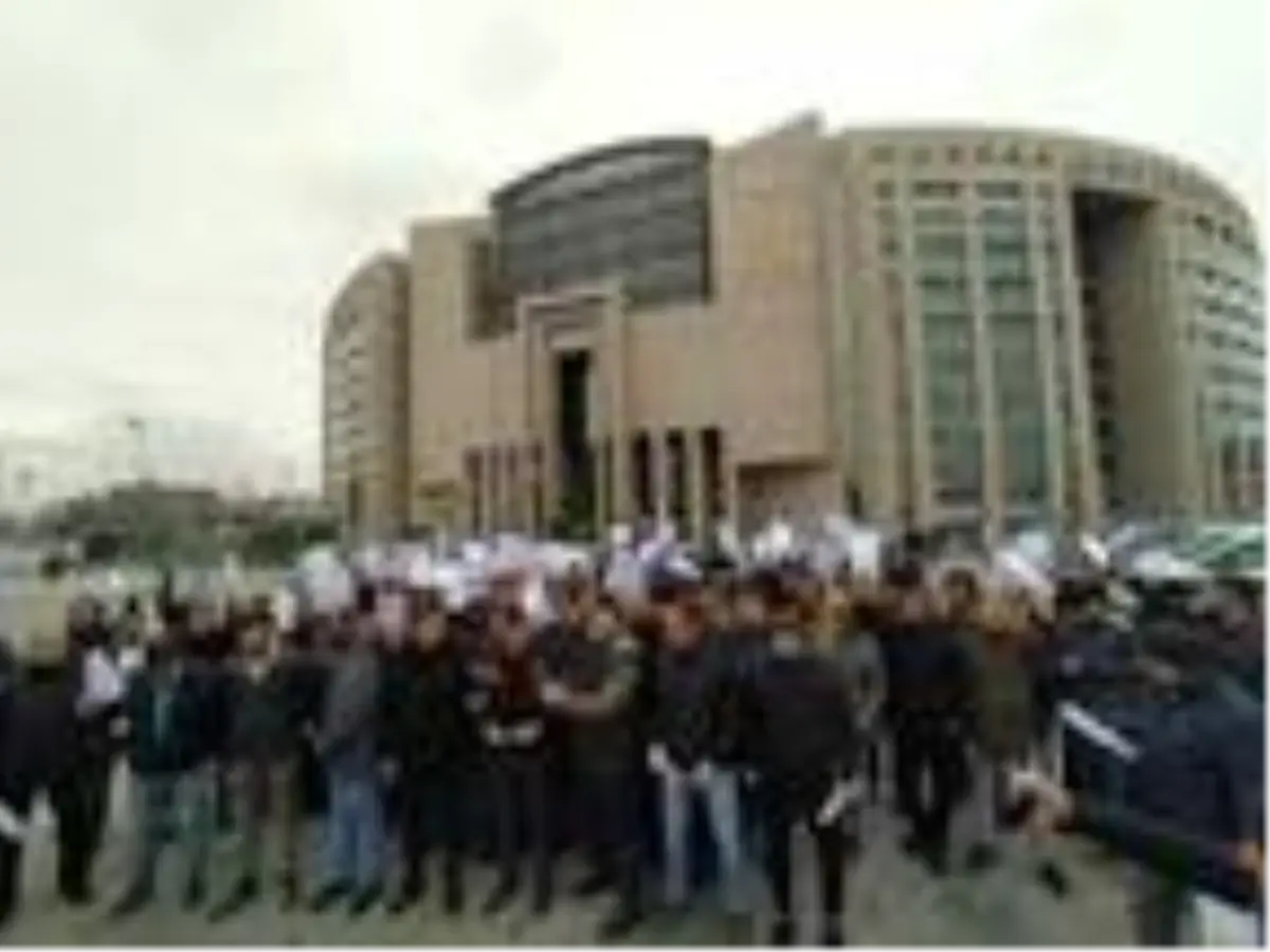 İBB'de işten çıkarılan işçilerden CHP'li Özgür Özel hakkında suç duyurusu