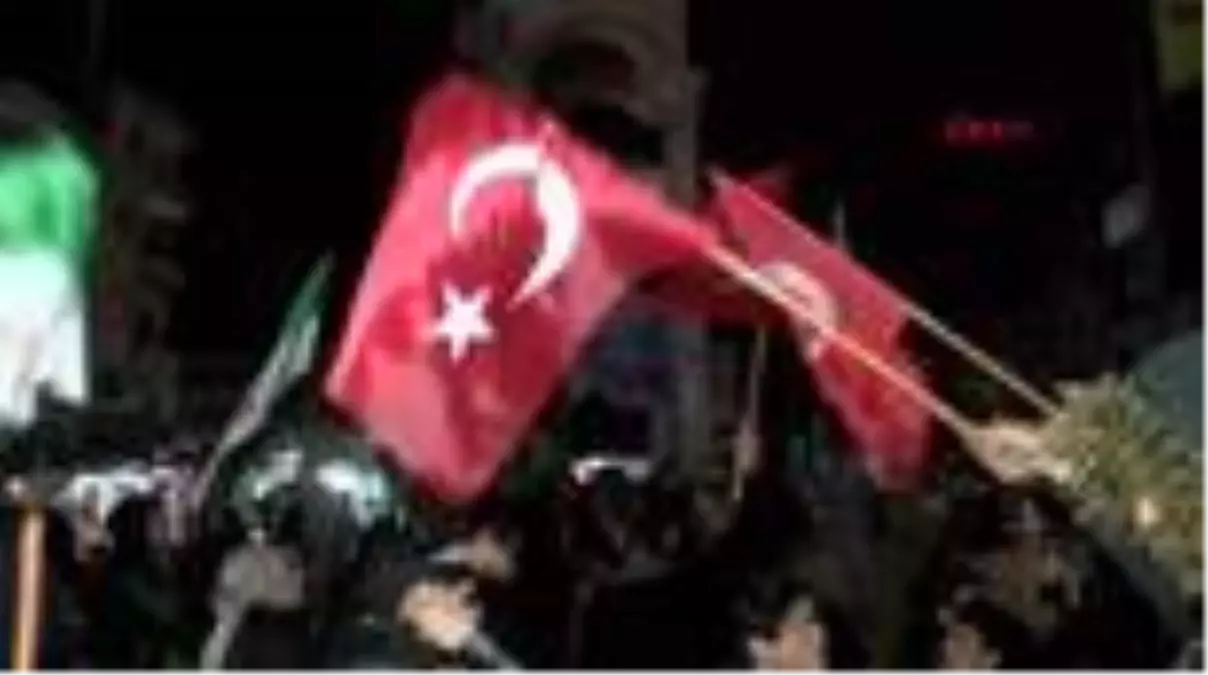 İdlib'liler ellerinde türk bayraklarıyla sokağa döküldü