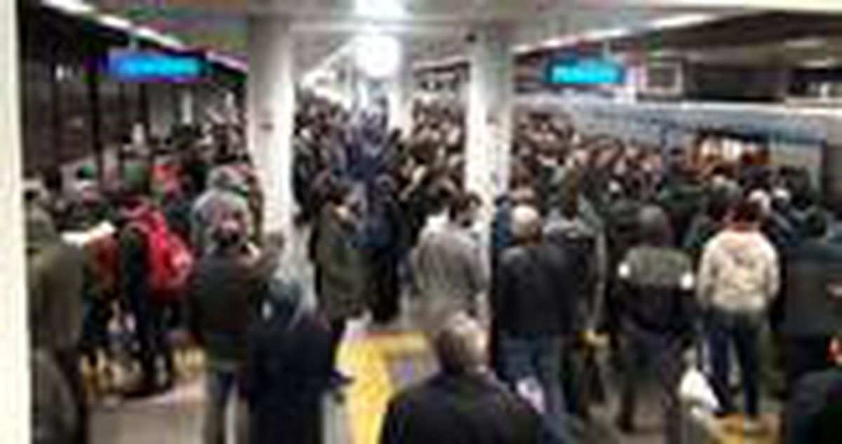 İstanbul'da metro seferlerinde arıza yaşandı, duraklarda yoğunluk oluştu