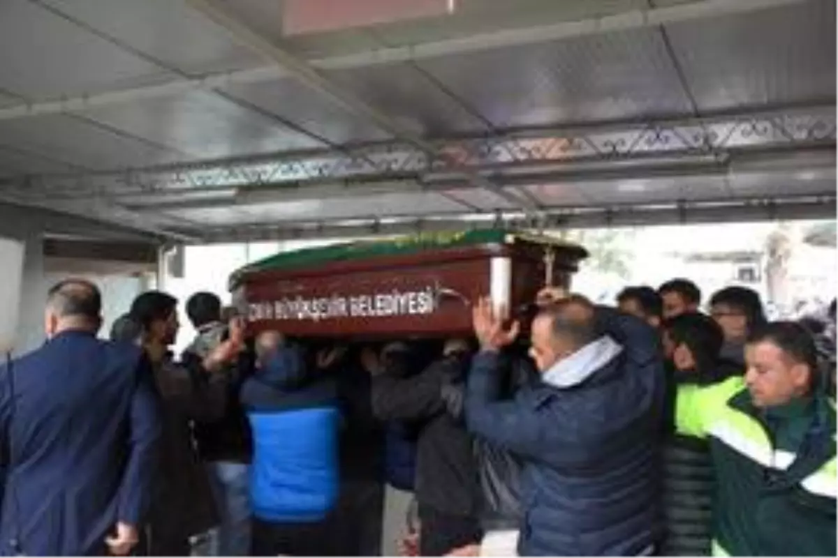 İzmir'deki kavgada bıçakla öldürülen genç toprağa verildi