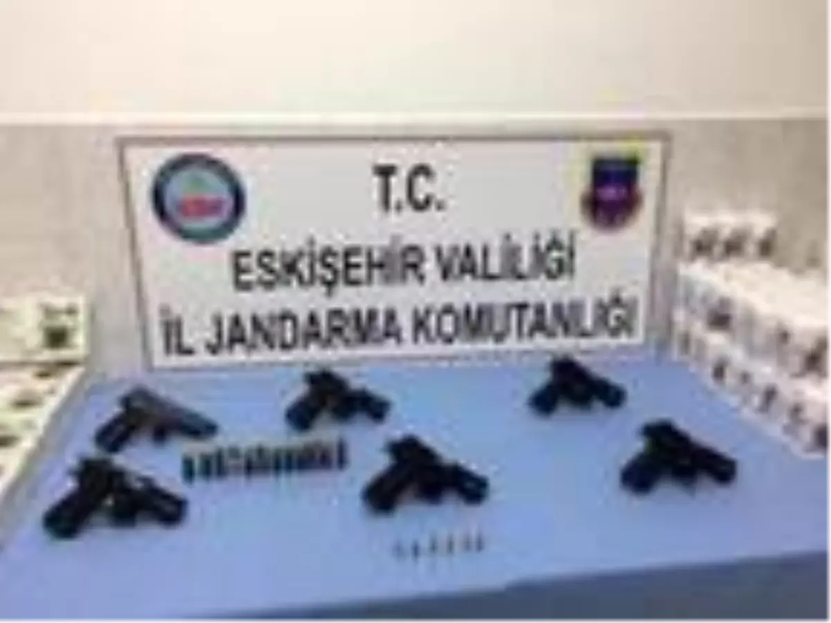 Jandarmanın durdurduğu araçta, 5 Sig Sauer tabanca ele geçirildi