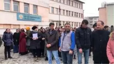 Kars'ta yıkılma kararı çıkarılan okullardaki öğrencilerin aileleri kararsız Kars'ta yıkılma kararı çıkarılan okullardaki öğrencilerin aileleri kararsız
