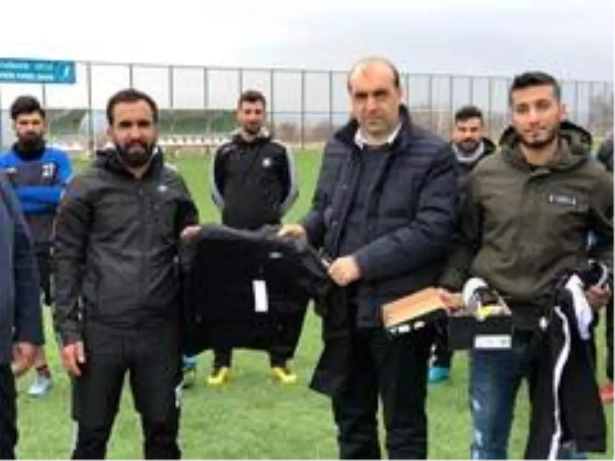 Kaymakam Demirçin'den Dicle Gençlikspor'a malzeme yardımı