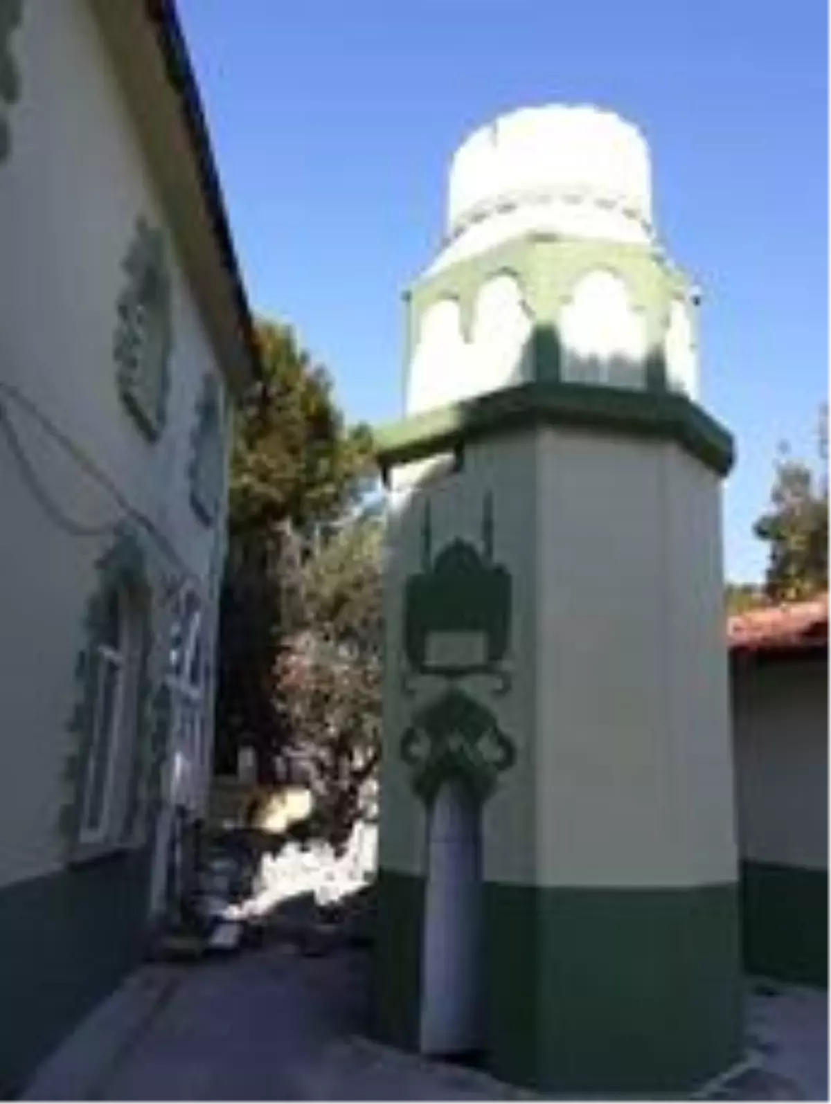 Manisa'daki depremde ağır hasar gören yapıların yıkımı devam ediyor