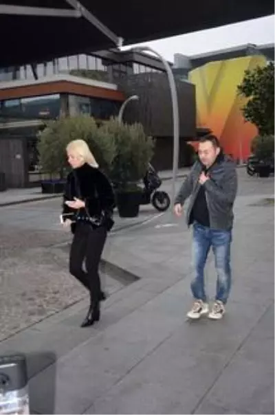 Serdar Ortaç sevgilisiyle görüntülendi Serdar Ortaç sevgilisiyle görüntülendi