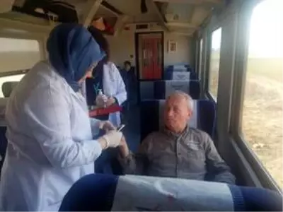 Tren yolcularının kan şekeri ölçüldü Tren yolcularının kan şekeri ölçüldü