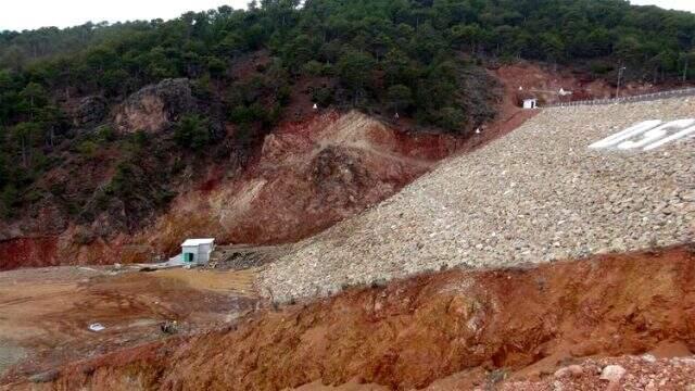 Uşak'ta bulunan Bahadır Barajı'nda çatlaklar oluştu, patlama ihtimaline karşı 4 okul tatil edildi