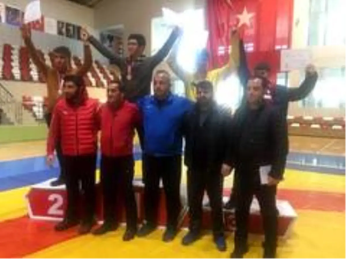 Vanlı güreşçiler Türkiye finallerine katılmaya hak kazandı