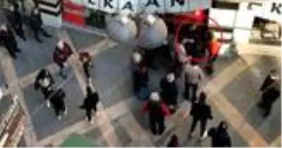 Vatandaş, sokak ortasında kavga eden kızlardan birini tokatladı: Defol buradan