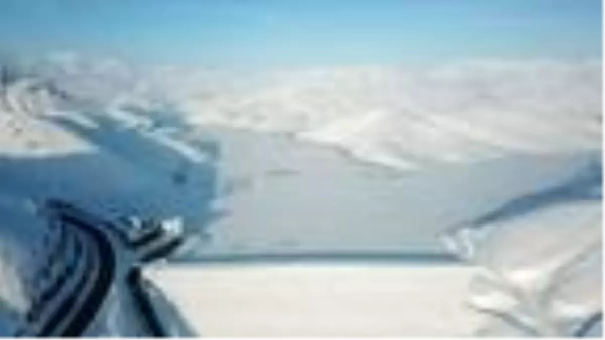 Yüksekova'da baraj gölü dondu