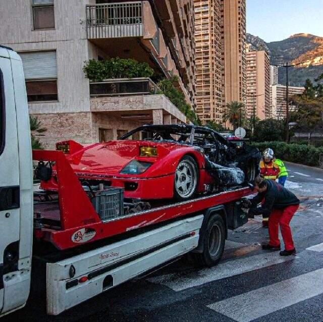 Alev alan Ferrari'yi bahçe hortumuyla söndürmeye çalıştı