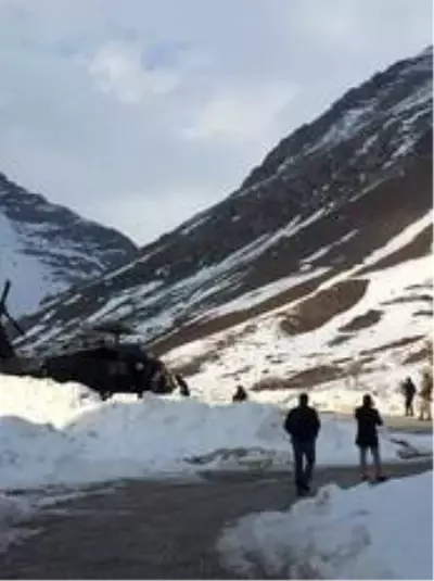 Bahçesaray'daki 5 hasta askeri helikopterle Van'a sevk edildi
