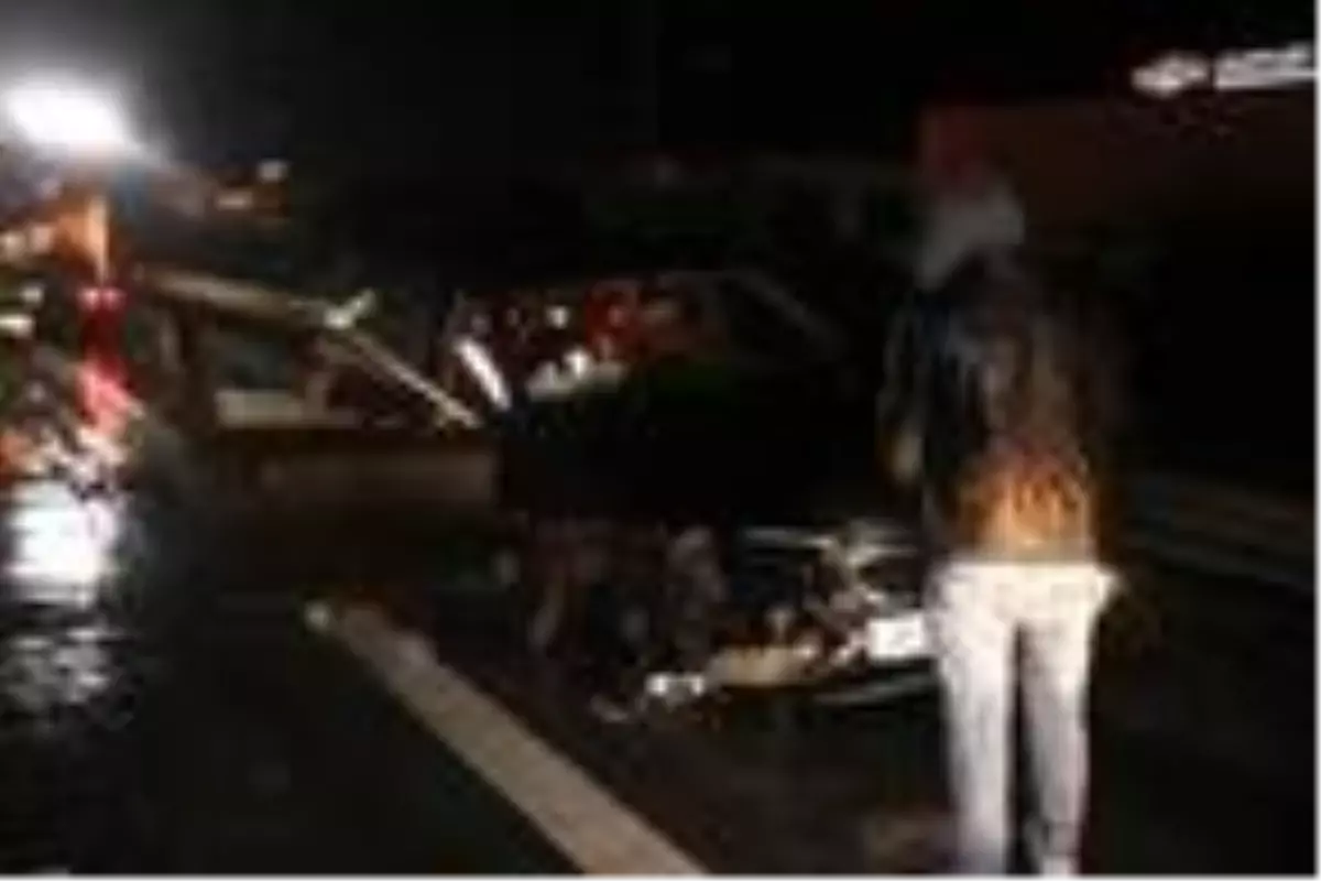 Bariyere çarpan otomobilin kopan lastiğine çarptı