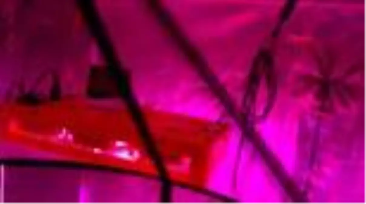 Büyükçekmece'de uyuşturucu imalathanesine dönüştürülen eve operasyon kamerada