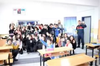 Çocuklara trafik eğitimi verildi Çocuklara trafik eğitimi verildi